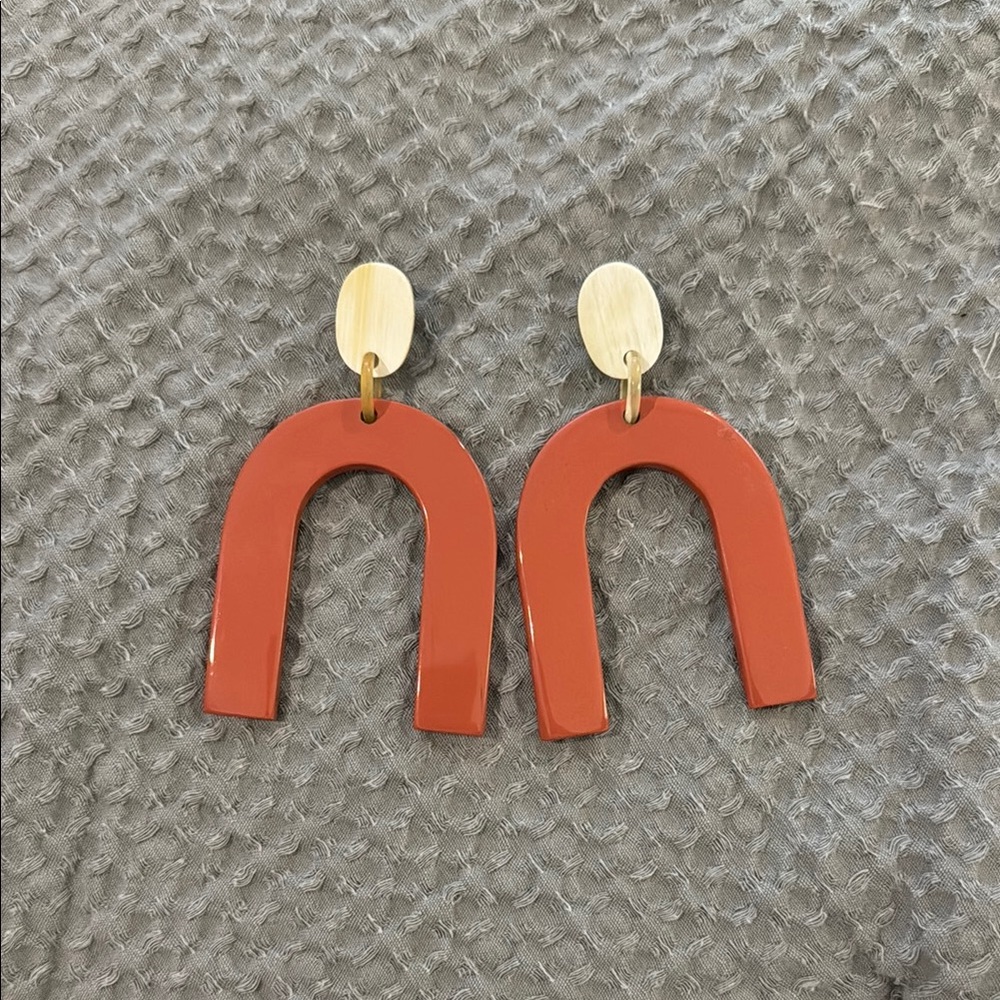 Sunshine Tienda Coral Reef Horseshoe earrings